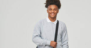 AC001 GREY 7 e1615305075710 An essential sweatshirt
