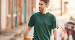 Russell 010M TShirt Black Modelshot web Timeless classics