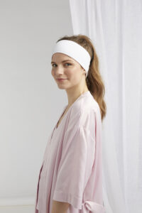 TC062 WHT 21 A hairband that provides tranquillity