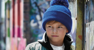 beechfield b406b bright royal lifestyle 1848 e1522744883816 Awesome kids’ beanie reflects trends as well as light