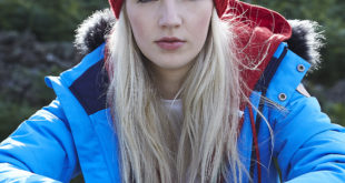 beechfield b410 classic red lifestyle W5R9114 Knitted out in style